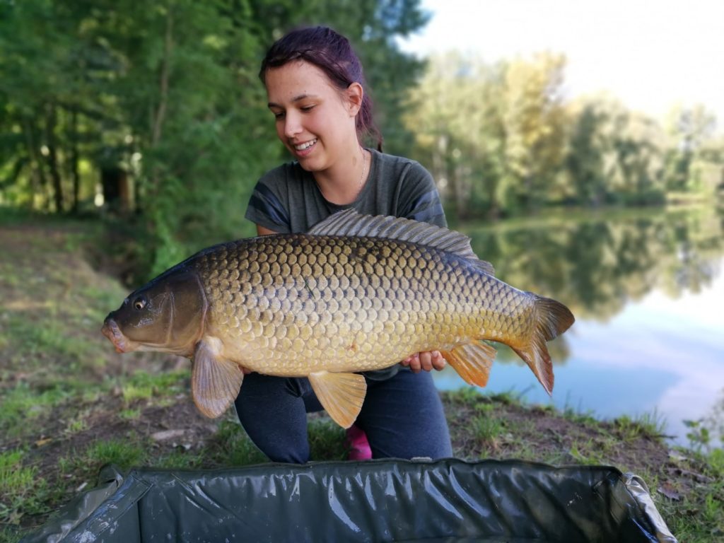 Rybářka s kaprem