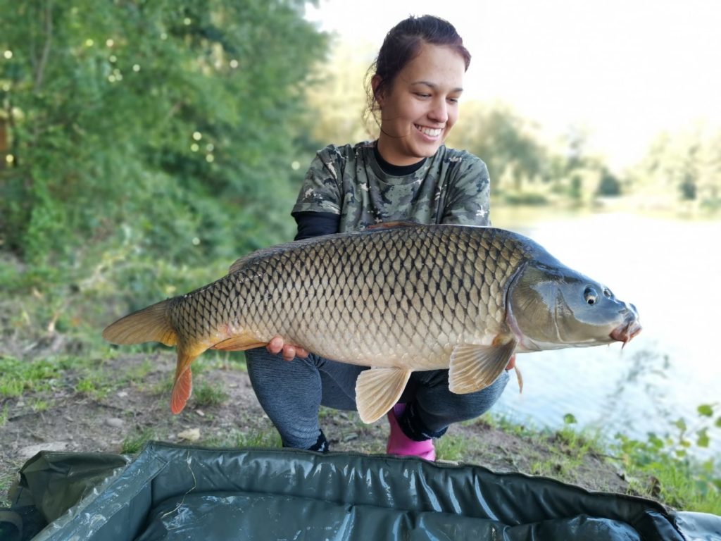 Rybářka s kaprem